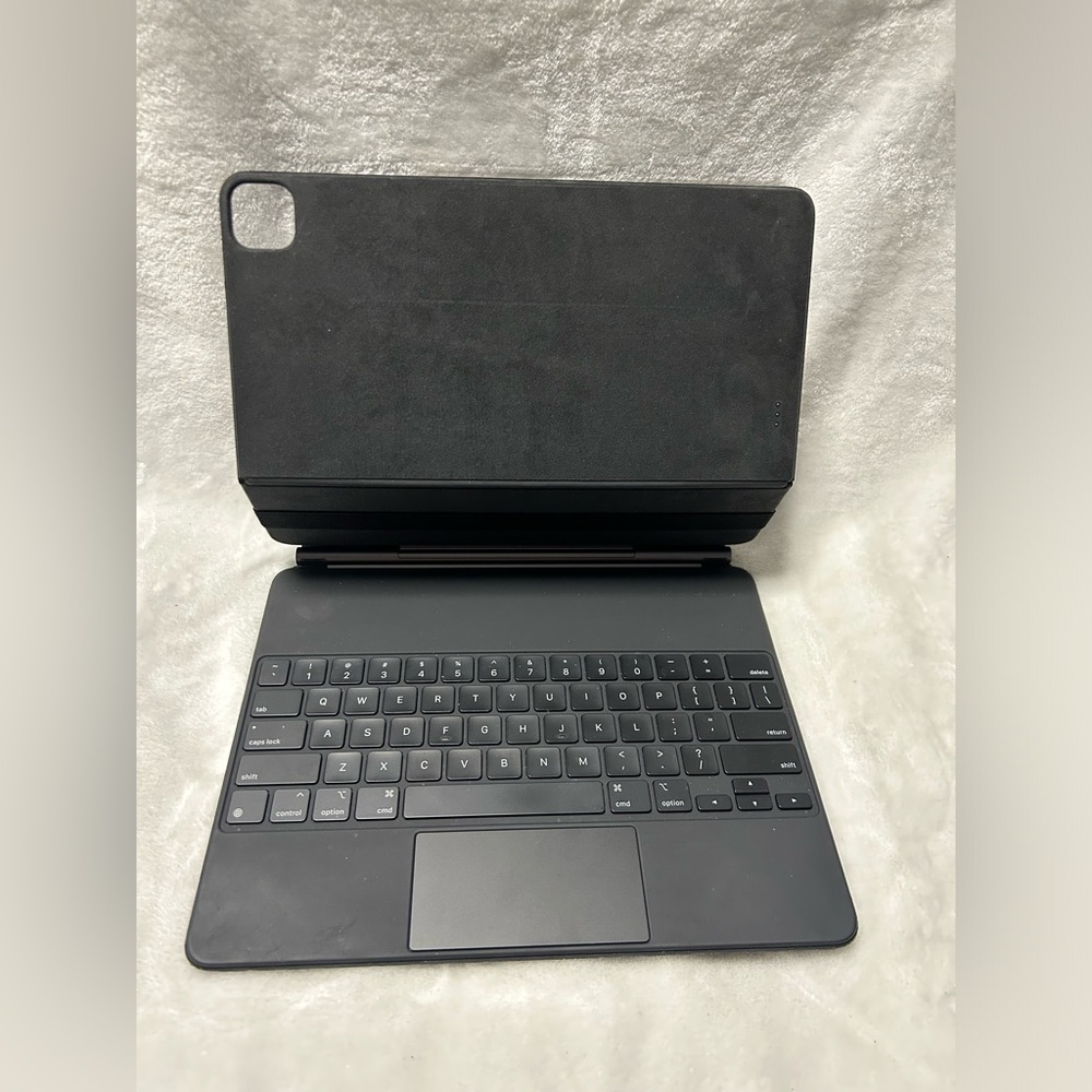 Apple black Magic Keyboard iPad Pro 4th Generation 12.9 in w/ pencil holder